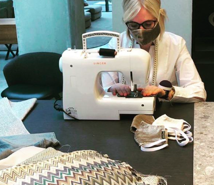 Belgische Interieurwinkel Abitare maakt mondmaskers van designerstoffen en deelt ze gratis uit aan klanten
