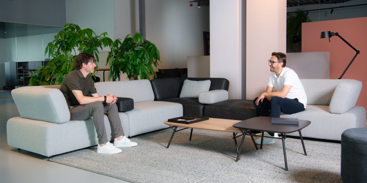 Jess zet de deuren van de vernieuwde showroom open