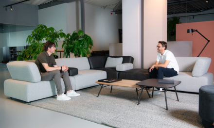 Jess zet de deuren van de vernieuwde showroom open