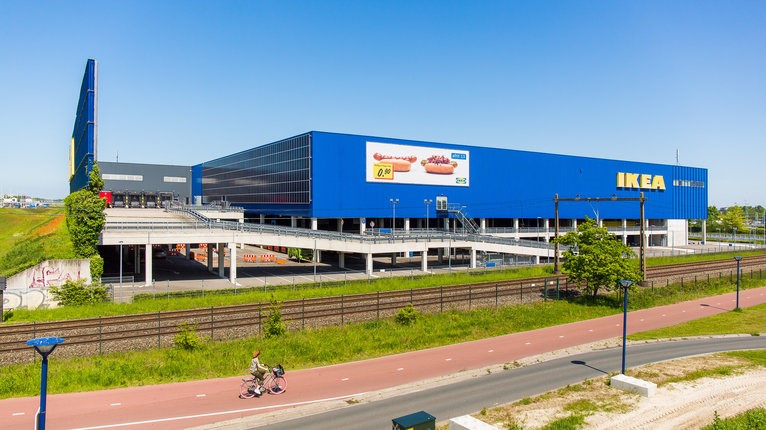 IKEA plaatst zonnepanelen op gevel vestiging