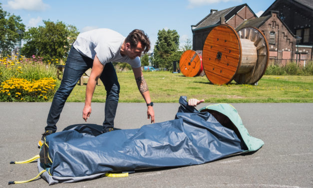 Sheltersuit Foundation en Auping introduceren ‘Shelterbag’