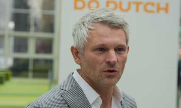 Ontwerper Robert Bronwasser presenteert  limited edition klokken & Pully kantoormeubilair tijdens GLUE Amsterdam