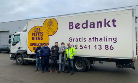 Velda schenkt 2 voetbalvelden vol nieuwe matrassen aan het goede doel