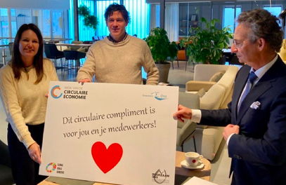 Wethouder Johan van der Schoot bezoekt Jess in Oss gewapend met een groot ‘Circulair Compliment’