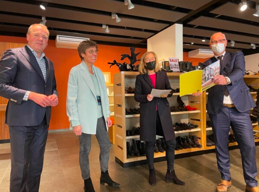 Minister stroopt mouwen op in Rotterdam