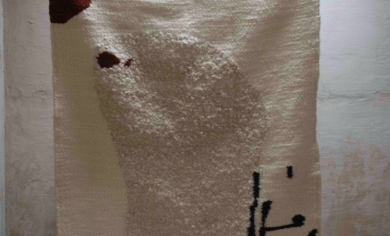 M AAH BRENGT EIGEN COLLECTIE HANDGEWEVEN MOHAIR TAPIJTEN UIT