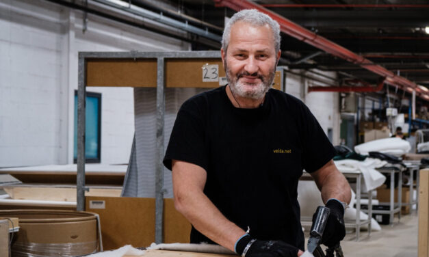 Veldeman Bedding zet zich volop in voor werkplekopleiding ‘Meubelstoffeerder’.