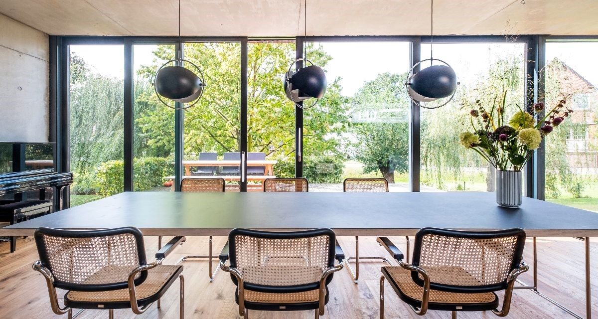 Stalenbuis-sledestoelen van Thonet als bijzondere accenten in een eigentijdse gezinswoning