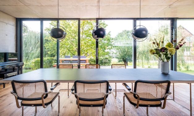 Stalenbuis-sledestoelen van Thonet als bijzondere accenten in een eigentijdse gezinswoning