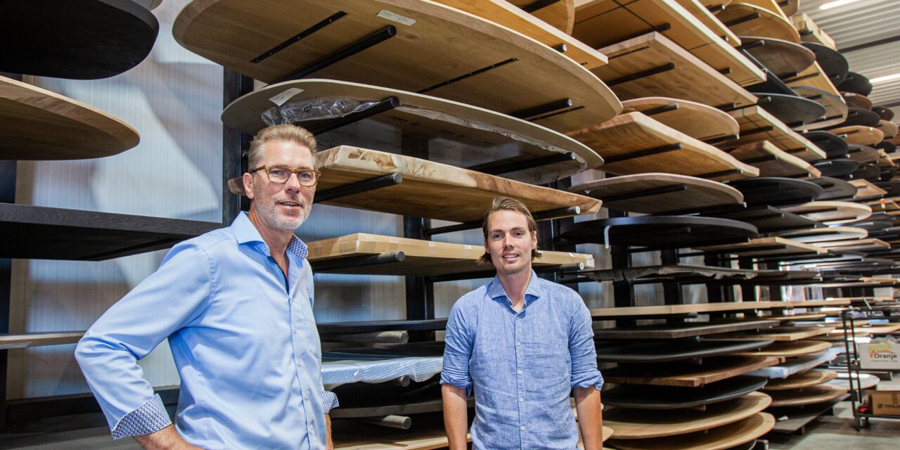 Houten tafels Table du Sud strak in de lak met ADLER Benelux
