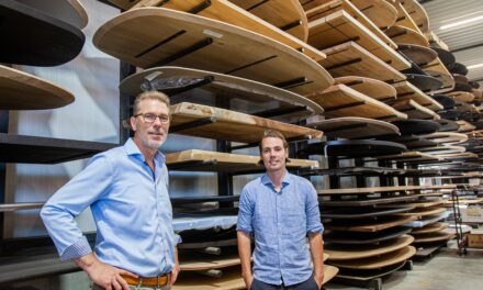 Houten tafels Table du Sud strak in de lak met ADLER Benelux
