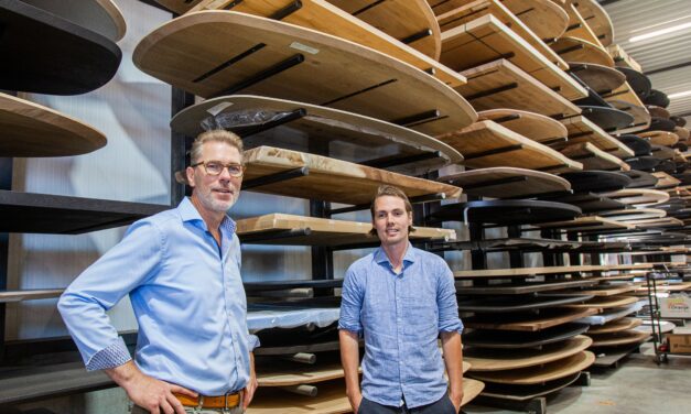 Houten tafels Table du Sud strak in de lak met ADLER Benelux