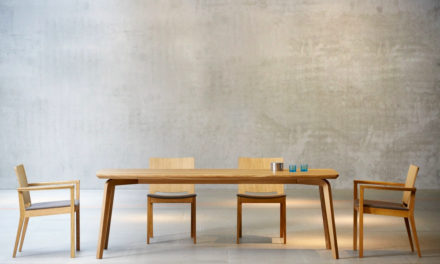 jankurtz toont nieuwe collectie eiken meubelen in showroom B110 in De Woonindustrie