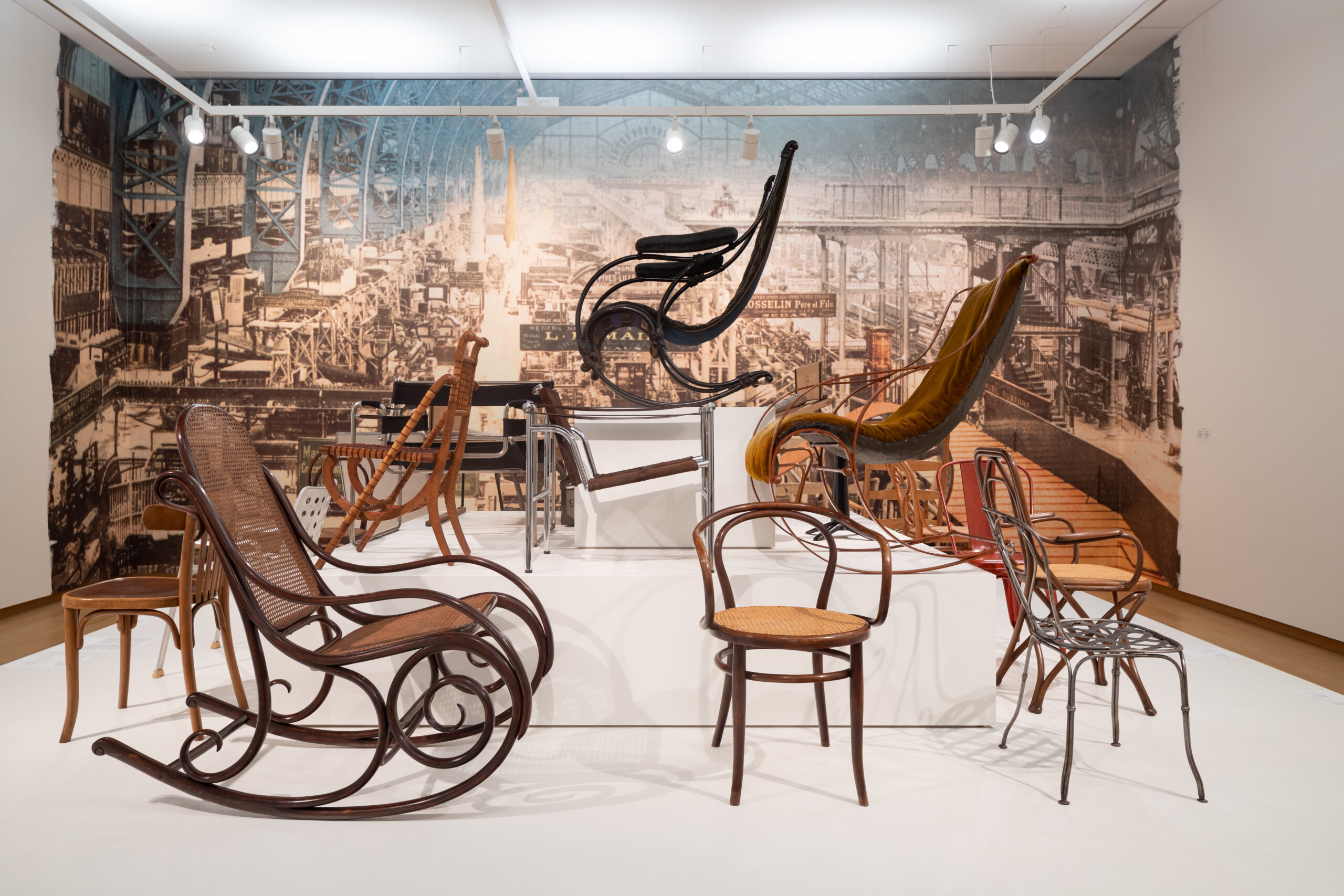 アート・デザイン・音楽 Het meubel verbeeld Thonet in doorlopende tentoonstelling Stedelijk Museum Amsterdam