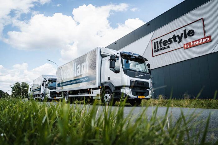 Headlam vrachtauto’s zijn opnieuw beletterd