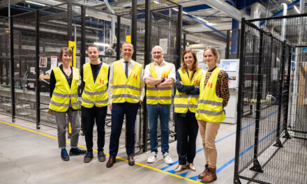 Bezoek van Egbert Lachaert bij meubelfabriek Van Hoecke 