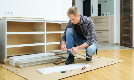 Nederlanders besteden simpele klussen in huis massaal uit: ‘klusjesmannen monteren voornamelijk doe-het-zelf-meubelpakketten’