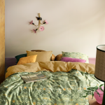 Zomer 2025 in bedtextiel: bloemdessins, grafische prints en lavendelblauw domineren de slaapkamer
