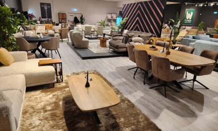 W en W Meubelindustrie: compleet nieuwe lijn relaxfauteuils, eetkamerstoelen, zitmeubelen en woonkamerprogramma’s in mango hout