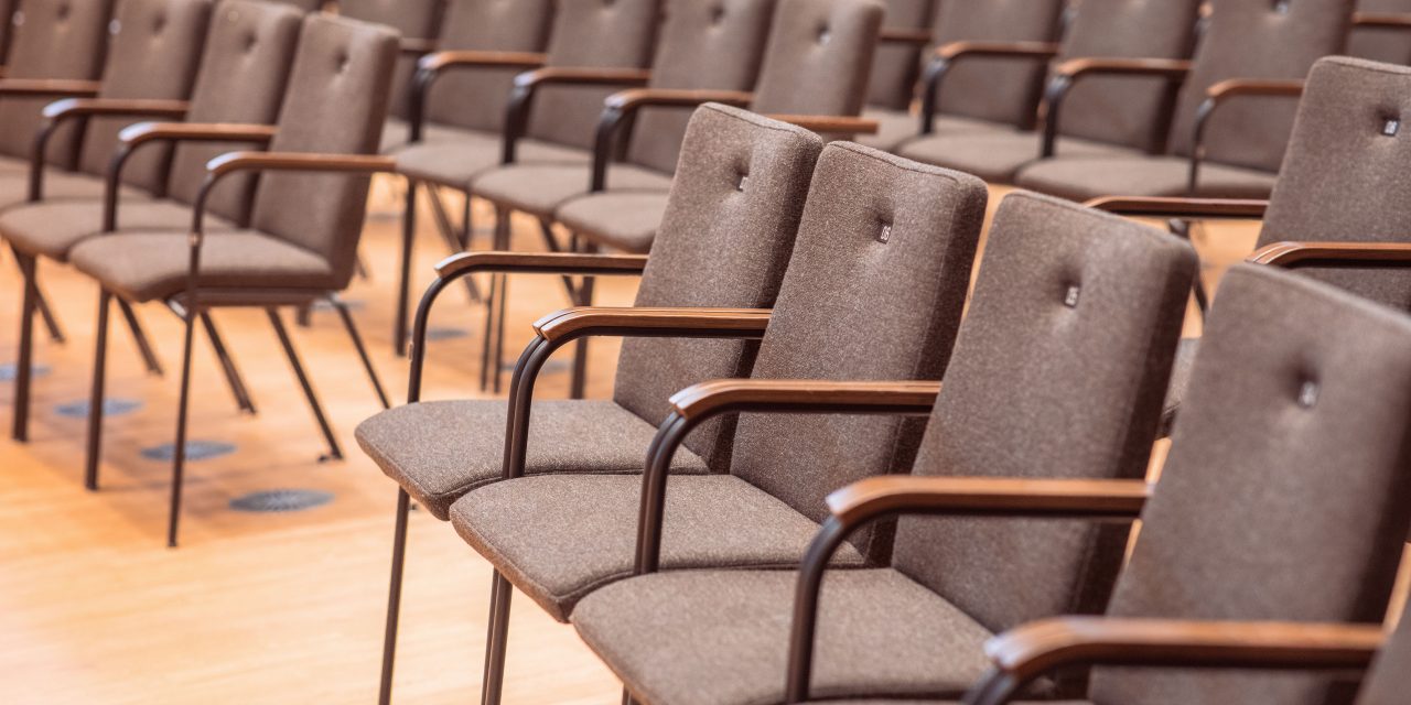 Speciale Thonet zaalstoel op maat voor het Casals Forum concertgebouw