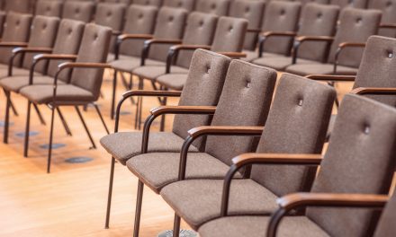 Speciale Thonet zaalstoel op maat voor het Casals Forum concertgebouw