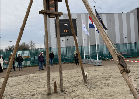 Slaan van de eerste paal markeert het begin van het nieuwe pand van PMP Furniture
