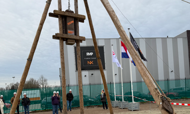 Slaan van de eerste paal markeert het begin van het nieuwe pand van PMP Furniture
