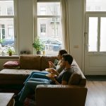 Jongeren eten massaal op de bank: vooral aandacht voor het scherm