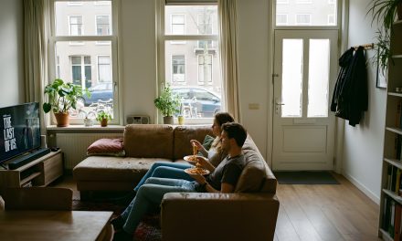Jongeren eten massaal op de bank: vooral aandacht voor het scherm