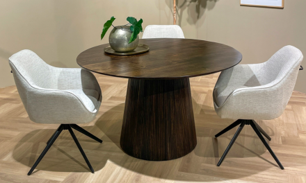 Huisshow Livingfurn: warme materialen en organische vormen