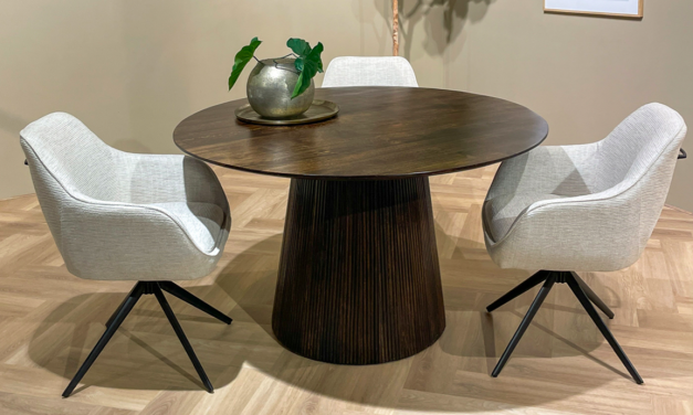 Huisshow Livingfurn: warme materialen en organische vormen
