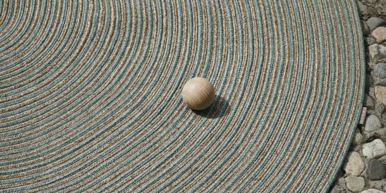 Nieuwe kleden en een poef voor buiten van Warli