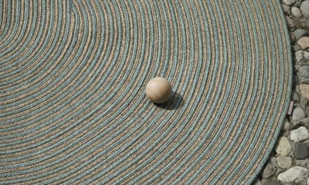 Nieuwe kleden en een poef voor buiten van Warli