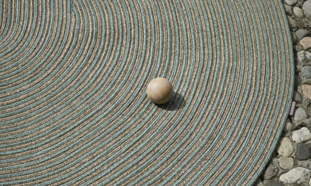 Nieuwe kleden en een poef voor buiten van Warli